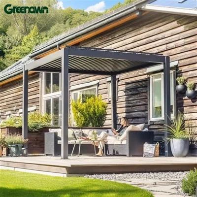 Pergola u dvorištu s krovom